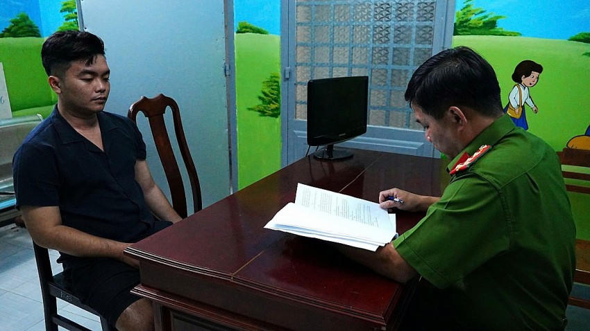 Phòng Cảnh sát hình sự Công an tỉnh Tiền Giang lấy lời khai đối tượng Trần Nguyễn Hữu Thắng.
