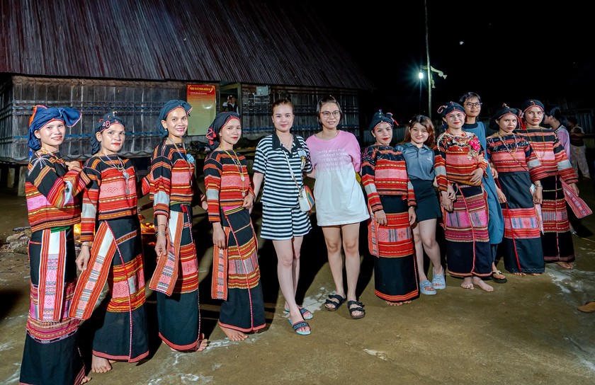 Du khách thỏa thích chụp ảnh với các cô gái Bahnar.