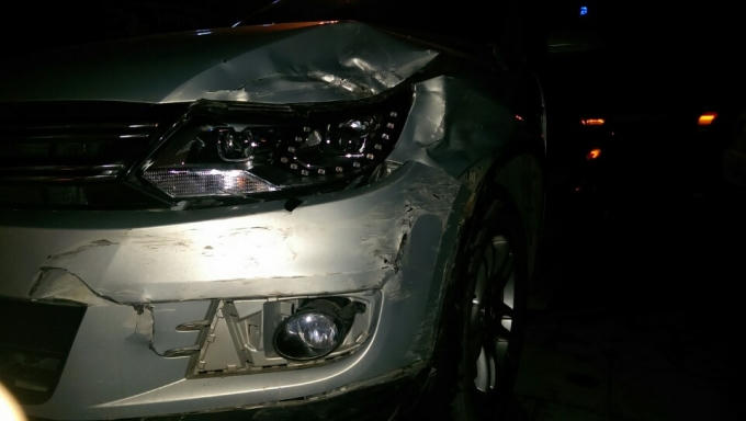 Một chiếc ô tô khác bị "xe điên" tông móp đầu.