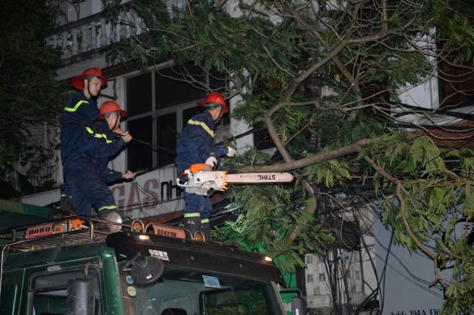 Cứu hộ đã phải cưa cành cây