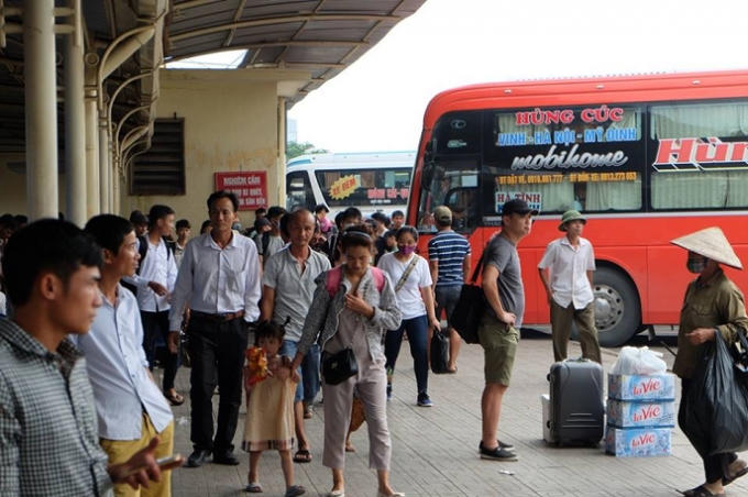 H&agrave; Nội: D&ograve;ng người nườm nượp đổ về Thủ đ&ocirc; sau kỳ nghỉ lễ