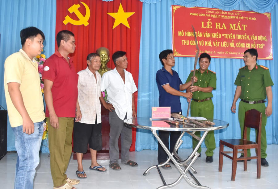 Phòng Cảnh sát quản lý hành chính về trật tự xã hội, Công an tỉnh Bạc Liêu xây dựng thí điểm mô hình Dân vận khéo “Tuyên truyền, vận động, thu gom vũ khí, vật liệu nổ, công cụ hỗ trợ” tại xã Châu Hưng A, huyện Vĩnh Lợi (tỉnh Bạc Liêu).