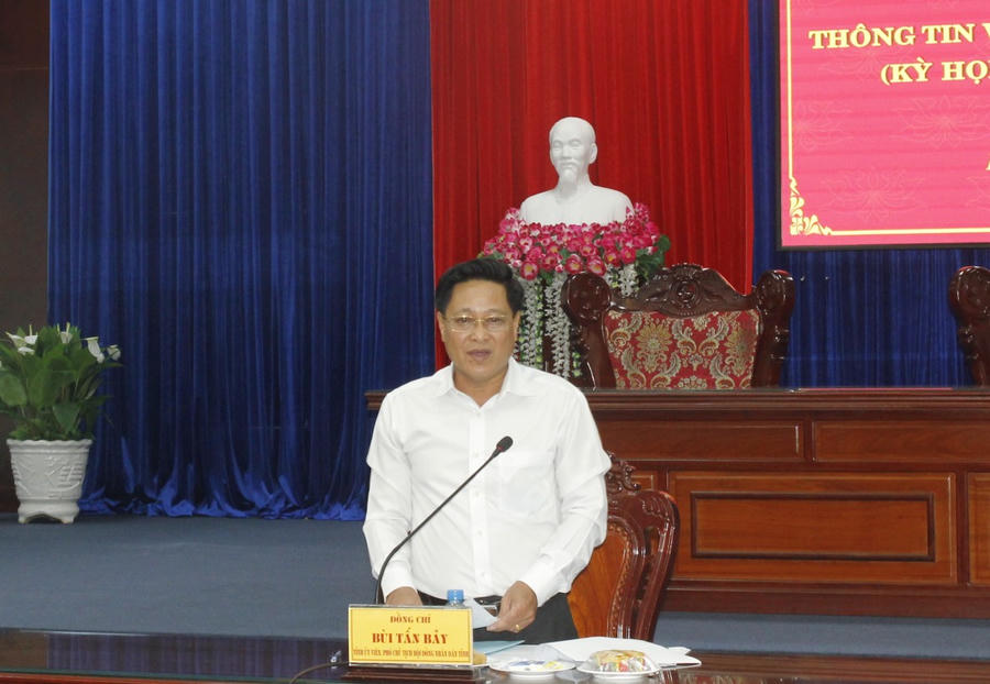 Ông Bùi Tấn Bảy - Phó Chủ tịch HĐND tỉnh Bạc Liêu, phát biểu tại họp báo.