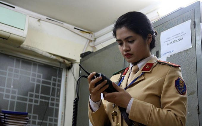 Kh&ocirc;ng chỉ ri&ecirc;ng c&ocirc;, c&ugrave;ng chung nỗi vất vả chịu cảnh nắng n&oacute;ng, bụi bặm v&agrave; kh&oacute;i xe khi l&agrave;m nhiệm vụ, nữ CSGT n&agrave;o cũng sụt c&acirc;n, l&agrave;n da xuống sắc nhưng vẫn vui vẻ phấn đấu ho&agrave;n th&agrave;nh tốt nhiệm vụ được giao.