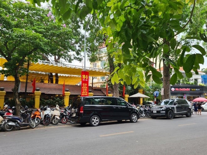 Vỉa hè tại nhiều tuyến phố ở Hà Nội ngang nhiên bị chiếm dụng làm nơi đỗ xe.