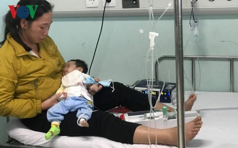 Xót xa hoàn cảnh trớ trêu của chị Hà và con gái nhỏ.