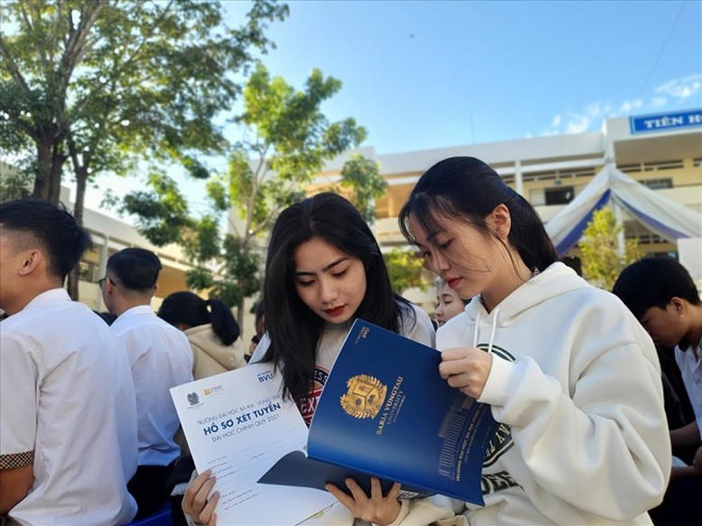 Bên cạnh những ý kiến đồng tình ủng hộ đề xuất bỏ xét tuyển ĐH bằng học bạ, thì có không ít người bày tỏ sự lo lắng. (Ảnh minh họa Internet)