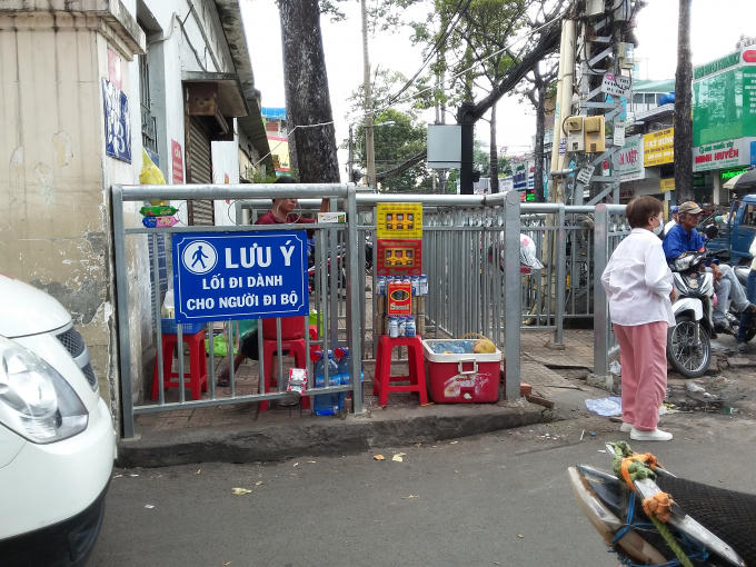 Một lối đi tại cổng số 3 (đường Thuận Kiều) bệnh viện Chỡ Rẫy bị người dân chiếm dụng bán để buôn bán.