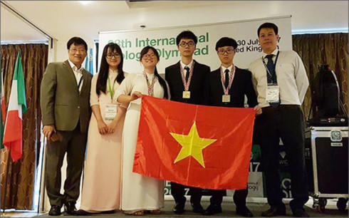 Trương Đông Hưng - học sinh duy nhất đoạt Huy chương Vàng Olympic Sinh học quốc tế năm 2017 (thứ 3 từ phải sang).