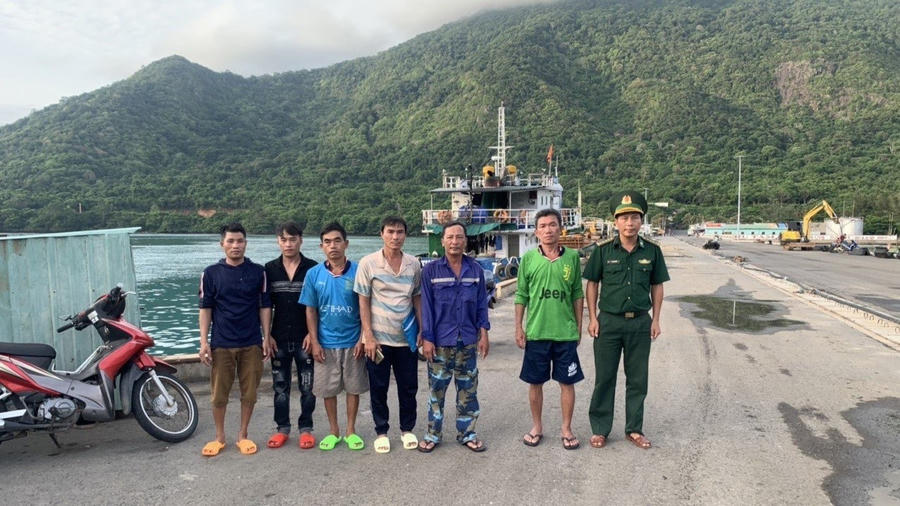 Đồn Biên phòng Côn Đảo tiếp nhận 6 ngư dân gặp nạn.