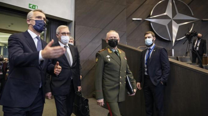 Tổng thư ký NATO Jens Stoltenberg, Thứ trưởng Quốc phòng Nga, Đại tá Alexander Fomin và Thứ trưởng Bộ Ngoại giao Nga Alexander Grushko đến tham dự Hội đồng NATO-Nga tại trụ sở của Liên minh ở Brussels, Bỉ, vào ngày 12/1/2022. Ảnh: NATO / POOL