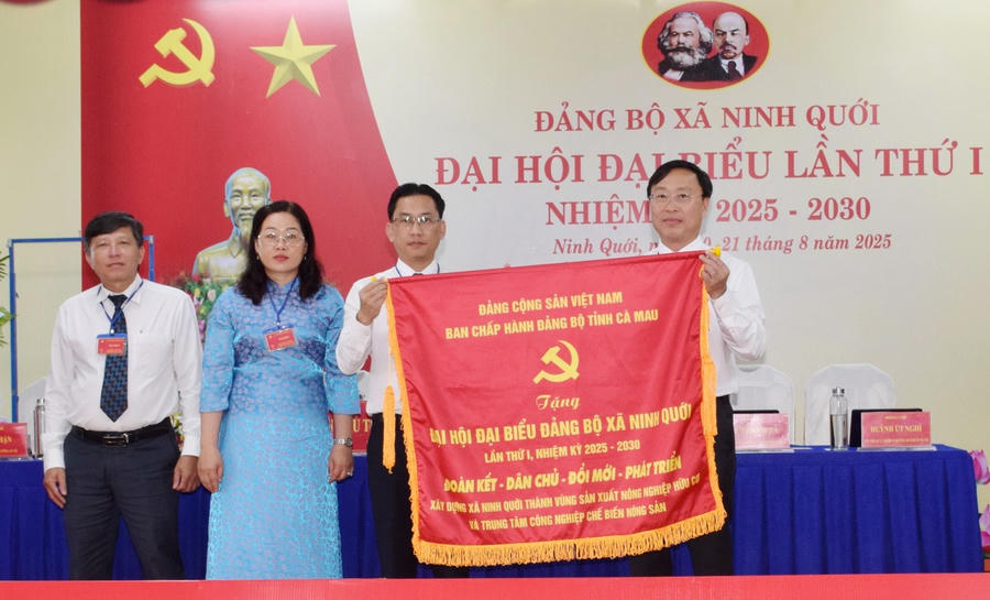Thay mặt Ban Chấp hành Đảng bộ tỉnh Cà Mau, ông Huỳnh Hữu Trí – Phó Chủ tịch UBND tỉnh Cà Mau, trao tặng bức trướng cho Đảng bộ xã Ninh Qưới với dòng chữ: “Đoàn kết – Dân chủ – Kỷ cương – Đổi mới – Phát triển”.