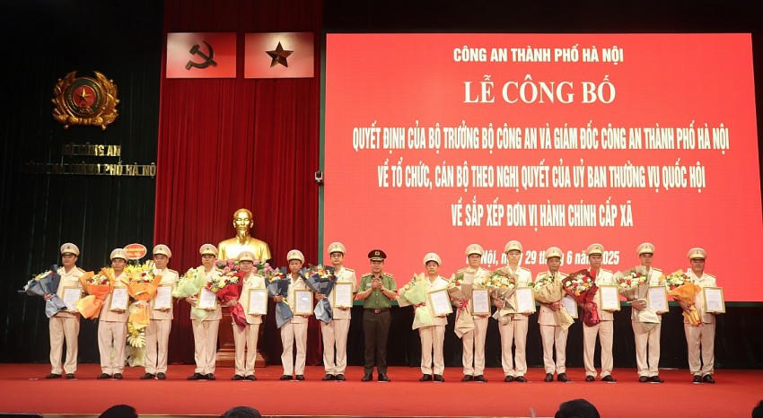 Trung tướng Nguyễn Thanh Tùng, Giám đốc CATP trao quyết định, tặng hoa chúc mừng các đồng chí được bổ nhiệm giữ chức vụ Trưởng công an cấp xã.