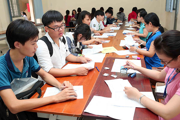 Thí sinh tham gia kỳ thi THPT 2017 điền những thông tin cần thiết vào hồ sơ dự thi. (Ảnh: Lize.vn)