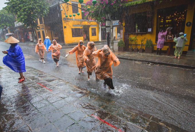Những bạn trẻ thích thú chạy nhảy trong mưa.