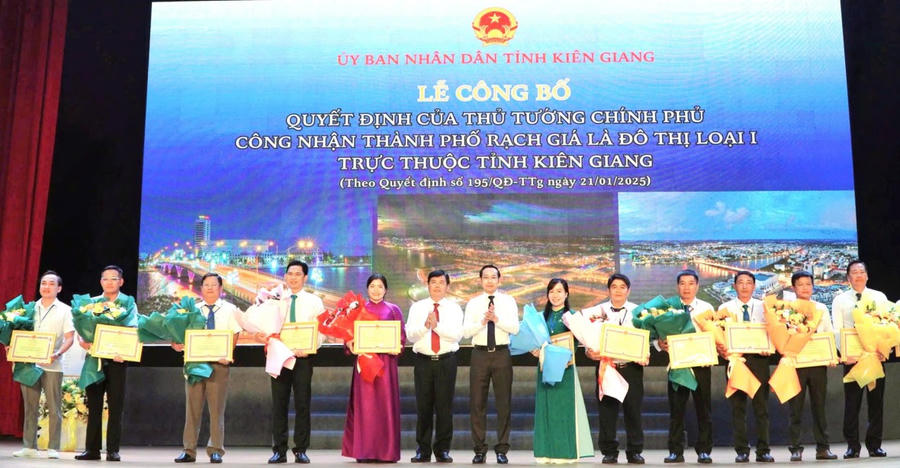 Lãnh đạo tỉnh Kiên Giang trao tặng Bằng khen của Chủ tịch UBND tỉnh cho các tập thể, cá nhân có nhiều đóng góp trong xây dựng TP Rạch Giá là đô thị loại I