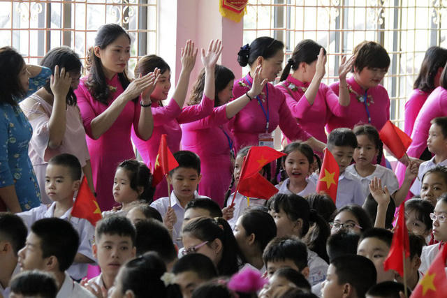 Những ngày đầu mới thành lập "Trường dạy trẻ câm điếc Hà nội" có nhiệm vụ phục hồi chức năng, chữa bệnh, dạy văn hóa và dạy nghề cho trẻ câm điếc của thành phố hà nội.