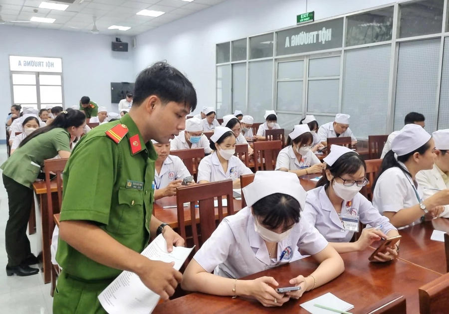Lực lượng Công an Bạc Liêu đến tận nơi các bệnh viện hướng dẫn đội ngũ y, bác sĩ cài đặt VneID.
