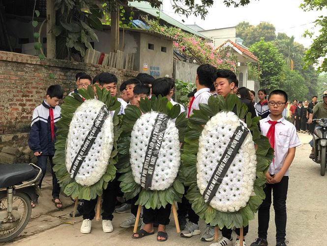 Học sinh địa phương đến tiễn đưa những người bạn của mình