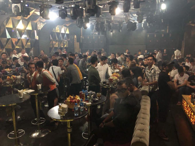 Công an kiểm tra quán bar Đông Kinh lúc rạng sáng.