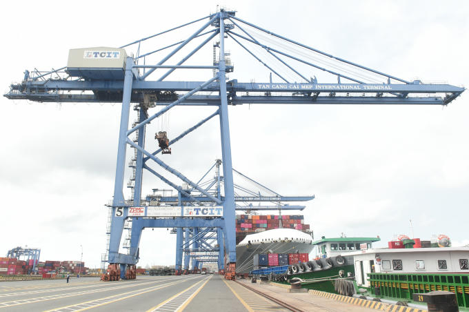 Những cẩu bờ hiện đại tại cụm cảng Cái Mép-Thị Vải. Ảnh: VGP/Quang Hiếu