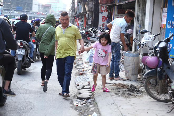 Vỉa hè phố Chùa Bộc vốn đã hẹp, nay lại ngổn ngang gạch đá nên người đi bộ chỉ còn cách xuống lòng đường.