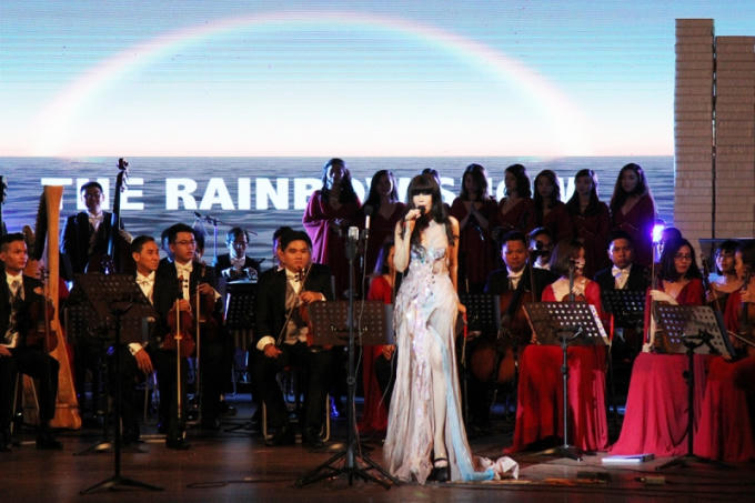 Nhật Hạ thân thiết với Đồng Lan trong show The Rainbow