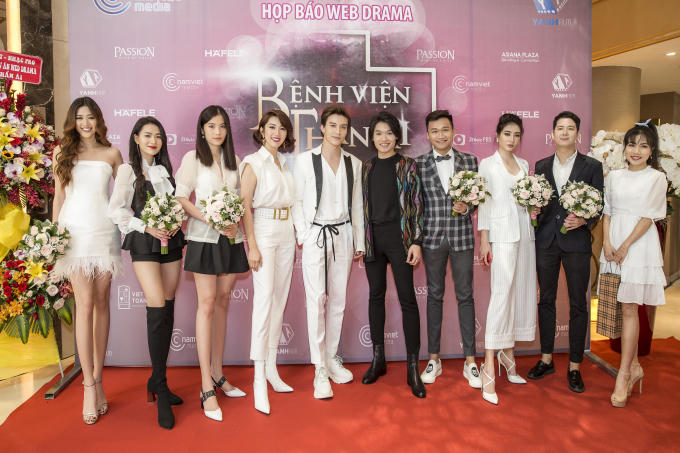 Cũng trong buổi họp báo, Thúy Ngân và đoàn phim chuẩn bị bánh kem chúc mừng sinh nhật tuổi mới của Xuân Nghị.