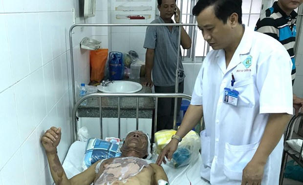 Nạn nhân trong vụ bỏng cồn đang được cấp cứu tại Bệnh viện.