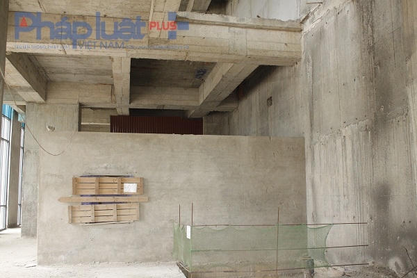 Nhiều hạng mục được che đậy bởi những mảnh bạt, tấm lưới.