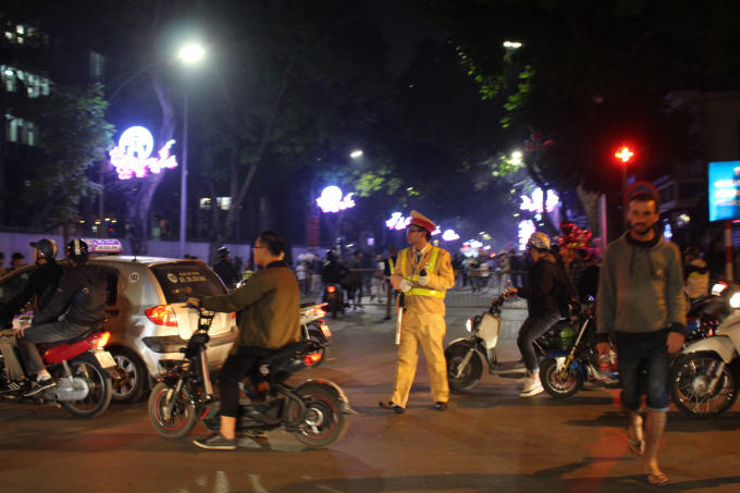 Lực lượng CSGT, CSCĐ... được huy động tối đa để điều tiết giao thông, đảm bảo an ninh cho người dân.