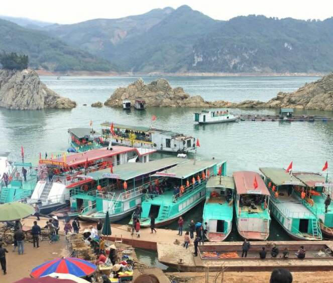 Tàu thuyền chở du khách ở Thác Bờ.