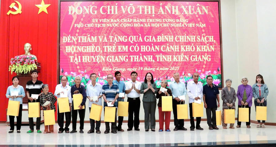 Phó Chủ tịch nước Võ Thị Ánh Xuân cùng lãnh đạo tỉnh Kiên Giang tặng quà cho gia đình chính sách huyện Giang Thành