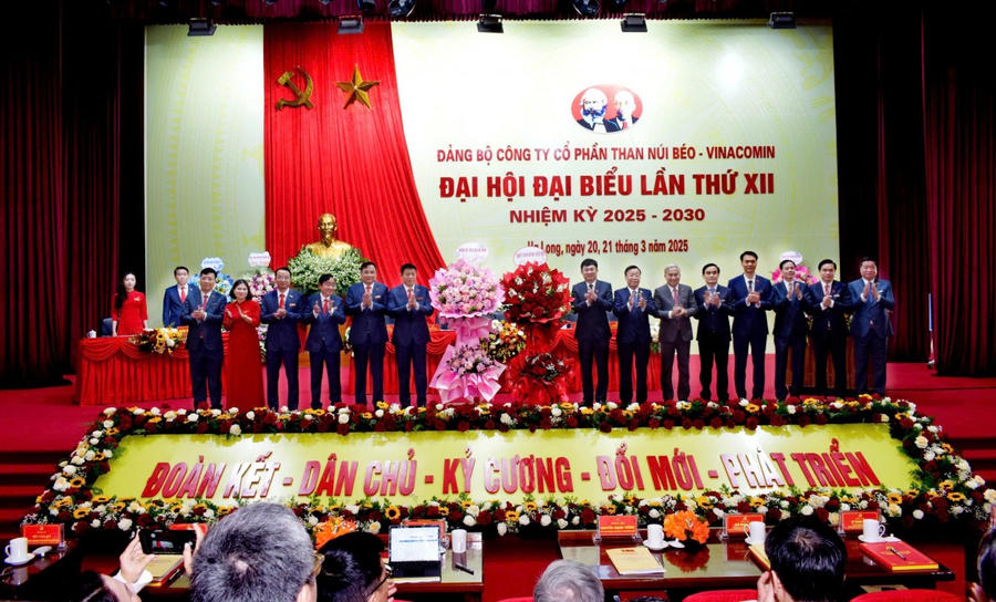 Ban Chấp hành nhiệm kỳ 2025 - 2030 ra mắt tại Đại hội Đảng bộ Công ty lần thứ 12.