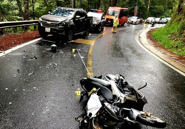 Tài xế tự ý dẫn xe vào lề chờ CSGT để không bị kẹt xe là sai quy định.