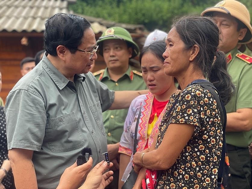 Thủ tướng Phạm Minh Chính thăm hỏi, động viên người dân chịu ảnh hưởng, thiệt hại nặng nề do mưa lũ, sạt lở đất - Ảnh: VGP