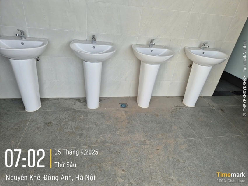 Nhà vệ sinh dãy nhà A3 bám đầy bụi, đất cát từ quá trình thi công xây dựng chưa được lau dọn.