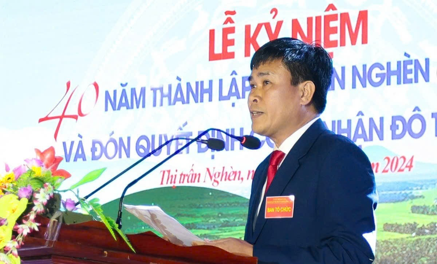 Thường vụ Huyện ủy, Bí thư Đảng ủy Thị trấn, Đặng Văn Kỳ đọc diễn văn tại buổi Lễ
