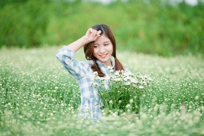 Những cô gái dường như cũng dịu dàng hơn với đọa cúc họa mi