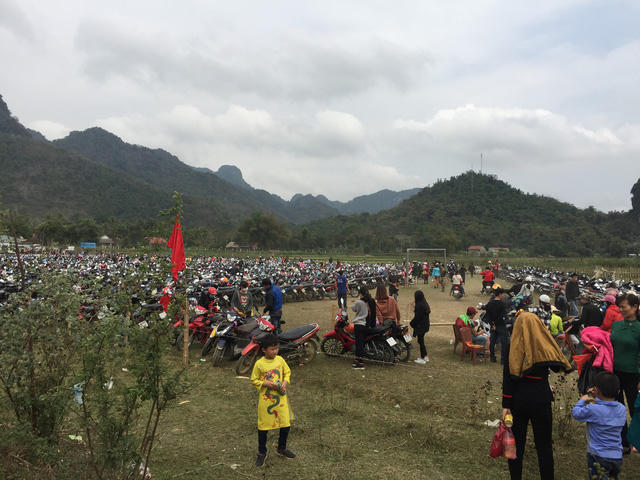 Thanh H&oacute;a: Mướt mồ h&ocirc;i chen ch&acirc;n đi xem