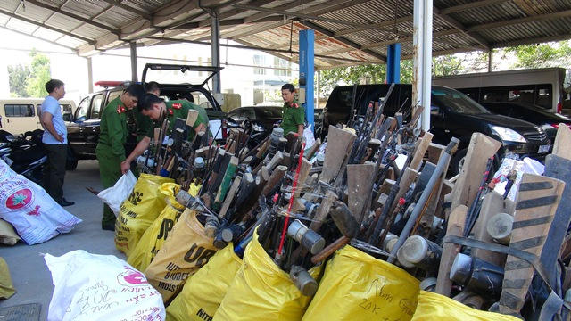 Công an tỉnh Quảng Nam đã phối hợp vận động người dân tự giác giao nộp các loại vũ khí đặc biệt là súng tự chế đang sử dụng ngoài xã hội.