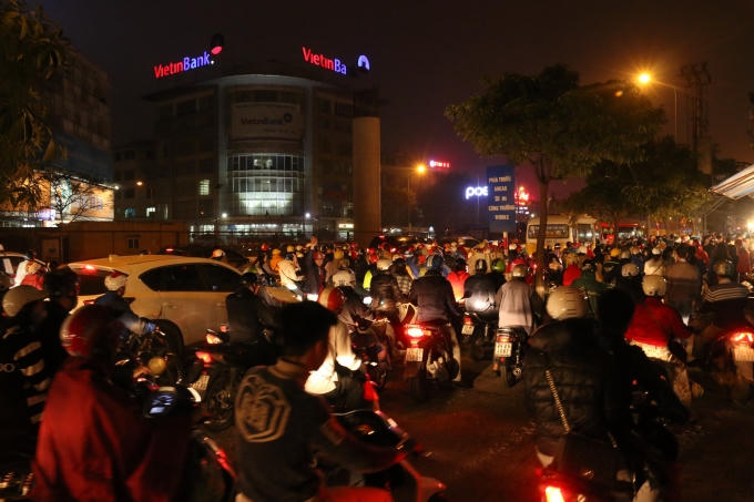 Đường Hồ T&ugrave;ng Mậu kẹt cứng giờ cao điểm v&igrave; &ldquo;l&ocirc; cốt&rdquo;