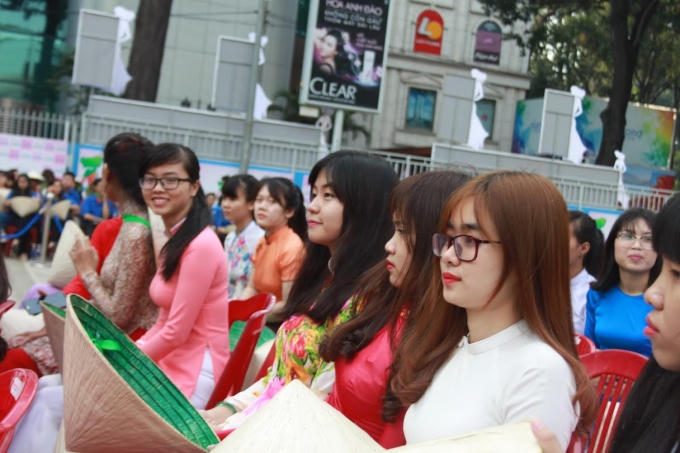 Các bạn nữ sinh trong tà áo dài tham dự lễ khai mạc.