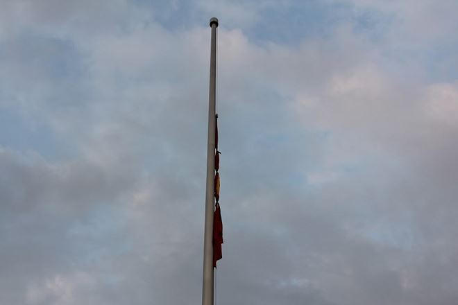 Trang trọng nghi thức treo cờ rủ tại Quảng trường Ba Đ&igrave;nh