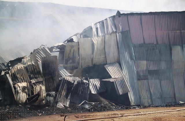 Mái tôn nhà xưởng bị cháy đổ sụp