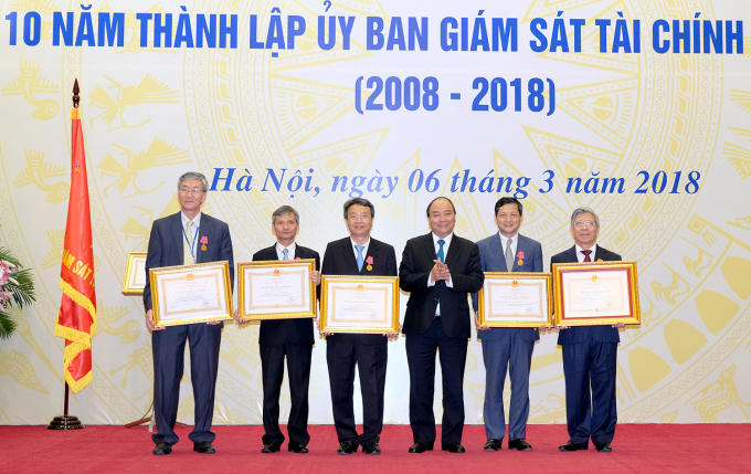 Thay mặt lãnh đạo Đảng, Nhà nước, Thủ tướng Nguyễn Xuân Phúc trao Huân chương Lao động hạng Nhì và hạng Ba cho các cá nhân.