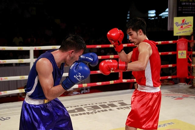 Hữu Thiên sử dụng chiêu phòng thủ chặt và bất ngờ ra đòn với tốc độ nhanh như chớp khiến đối phương không kịp né tránh.