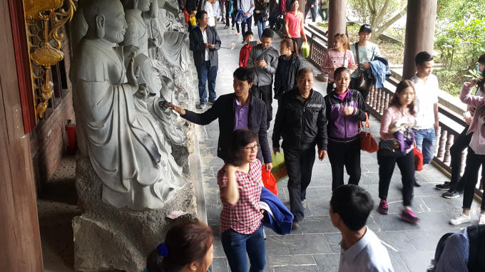 Mặc dù có biển cấm sờ tay lên tượng nhưng không ít du khách vẫn sờ tay lên tượng.