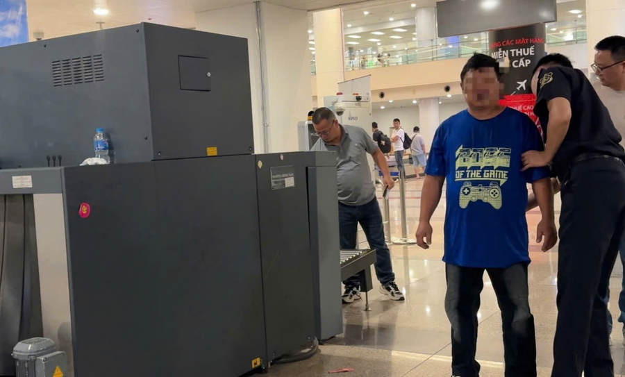 Khám xét đổi tượng HUANG CHAO-TSUN tại sân bay Quốc tế Nội Bài