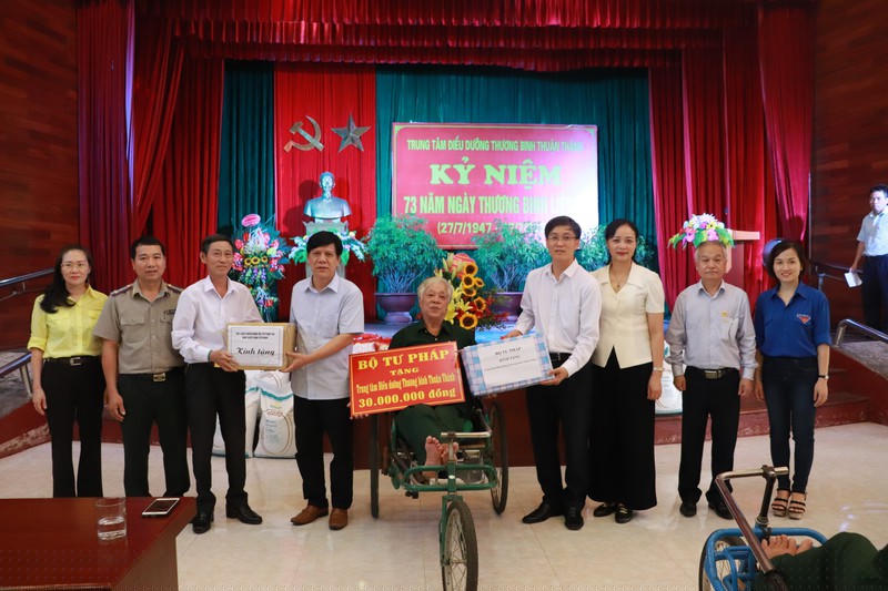 Thứ trưởng Nguyễn Khánh Ngọc và Đoàn công tác trao tặng quà cho Trung tâm.